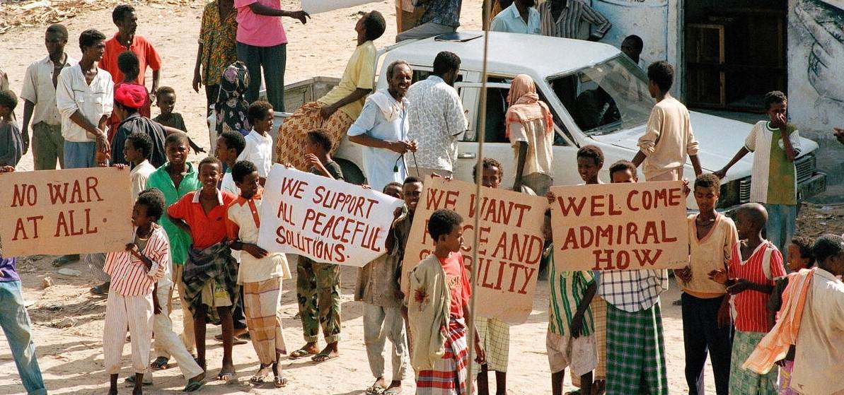 Somalier välkomna FN -styrkor 1993. Foto: FN -foto/Milton Grant.